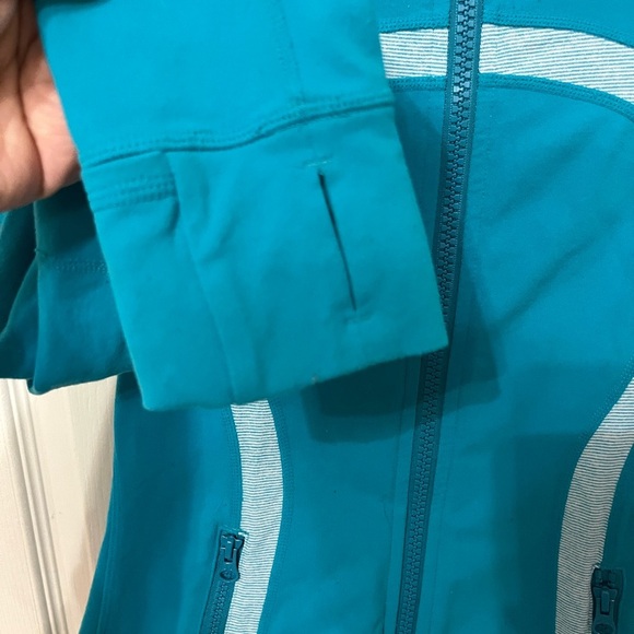 Lululemon RARE Turquoise Contrast Define Jacket size 4 - Picture 4 of 8